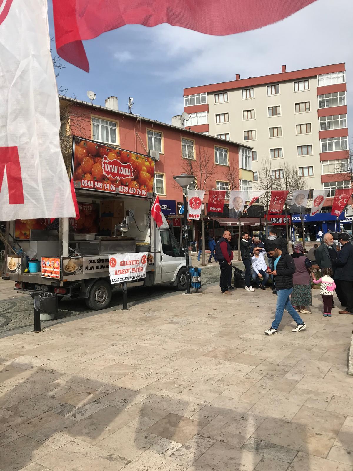 Mezarlık Çıkışı Lokma Dağıtımı - Ataşehir Hayır Lokması
